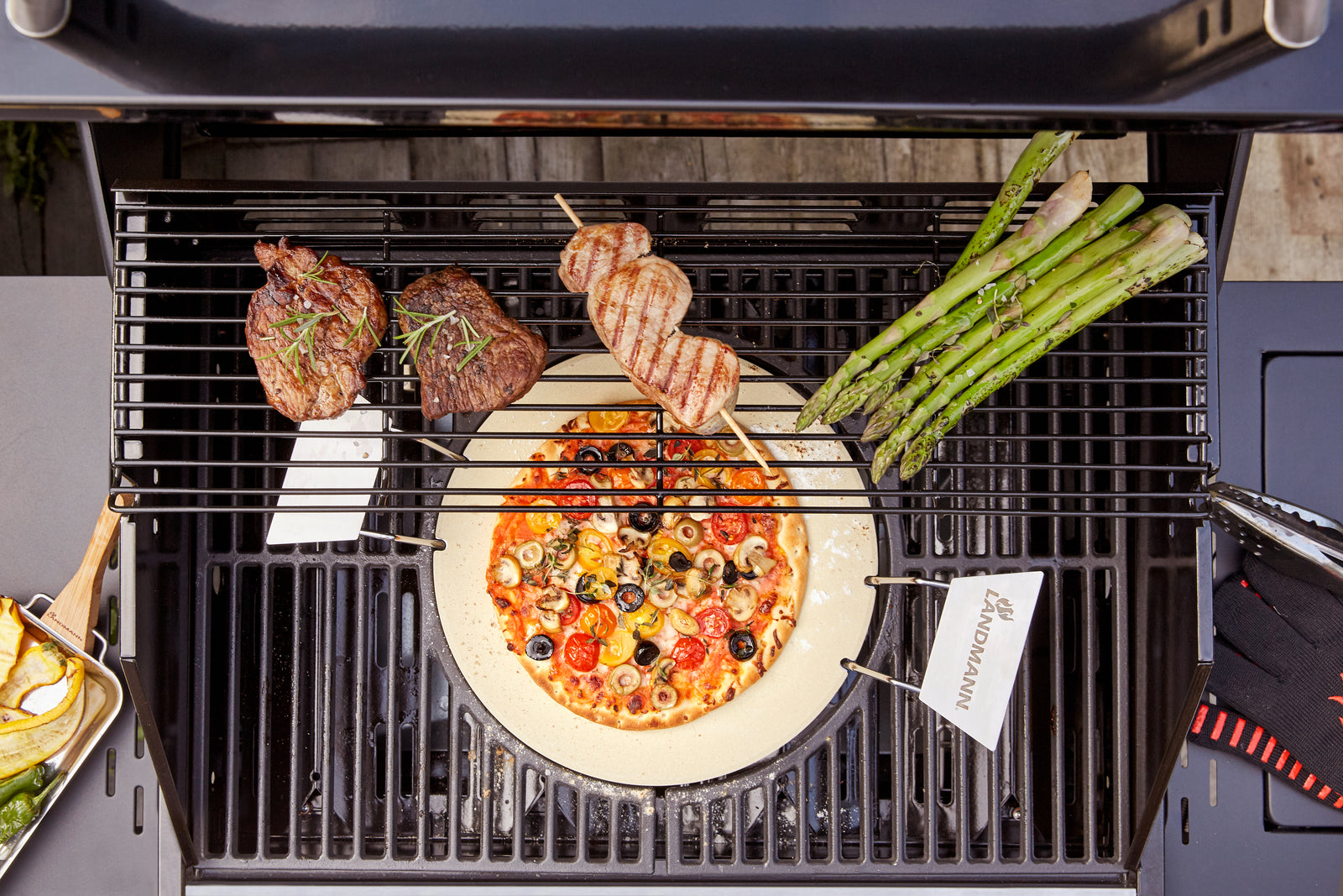 LANDMANN Pizza Stone for Gas Grill | Cordierite | Approx. Diameter 30.5 cm | Modulus System | Stainless Steel Handles | Suitable for Gas Grill, Charcoal Grill & Oven | For Cooking